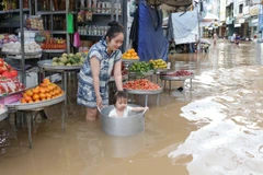 Nước ngập gây xáo trộn cuộc sống người dân Cần Thơ.