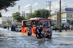 Đường phố trung tâm Cần Thơ ngập nặng do triều cường sáng 11/9.