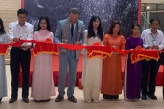 Lãnh đạo thành phố Cần Thơ và Tổng Lãnh sự Vương quốc Hà Lan tại Thành phố Hồ Chí Minh cắt băng khai mạc triển lãm.