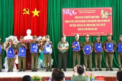 Công an Cần Thơ tặng quà cho lực lượng bảo vệ an ninh trật tự xã Trường Thành.