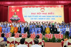 Các thành viên Mặt trận Tổ quốc Việt Nam thành phố Cần Thơ khóa I ra mắt đại hội.