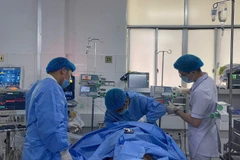 E kíp thực hiện kỹ thuật ECMO cứu sống bệnh nhân.