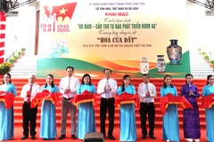 Các đại biểu cắt băng khai mạc triển lãm ảnh.