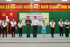 Lãnh đạo Bộ chỉ huy quân sự thành phố Cần Thơ trao học bổng cho các em học sinh phường Hưng Phú.