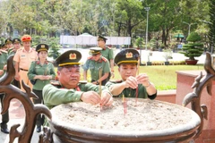 Cán bộ, chiến sĩ Công an thành phố Cần Thơ dâng hương tại Nghĩa trang Liệt sĩ Hàng Dương.