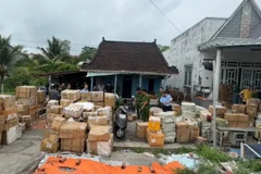 Tang vật thu giữ tại cơ sở sản xuất nước hoa giả.