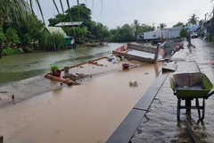 Hiện trường sạt lở bờ sông Thơm Rơm (quận Thốt Nốt) gây thiệt hại 4 nhà dân.
