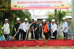 Khởi công nâng cấp, mở rộng tuyến giao thông nông thôn ở xã Trường Long trong lễ ra quân Tết Quân dân nằm 2026.