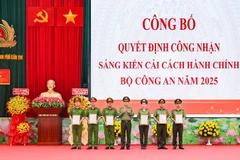 Thượng tướng Lê Quốc Hùng, Thứ trưởng Công an trao quyết định công nhận sáng kiến cải cách hành chính cho công an các đơn vị, địa phương.