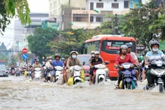 Đường Cách mạng Tháng Tám, thành phố Cần Thơ, ngập nặng sáng 6/11.