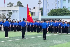 Đoàn viên trên địa bàn tỉnh Đồng Tháp tổ chức chào cờ Chào mừng Đại hội đại biểu toàn quốc lần thứ XIV của Đảng.
