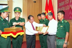 Phó Chủ tịch Ủy ban nhân dân tỉnh Cà Mau Nguyễn Minh Luân (thắt cà vạt) trao tặng Bằng khen của Chủ tịch Ủy ban nhân dân tỉnh cho các các cá nhân tham gia cứu hộ, cứu nạn.