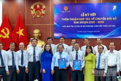 Đại diện lãnh đạo Ủy ban nhân dân tỉnh Cà Mau và VNPT tại lễ ký kết hợp tác chiến lược về chuyển đổi số.