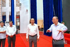 Bí thư Tỉnh ủy Cà Mau Nguyễn Hồ Hải (bìa phải) kiểm tra cơ sở vật chất tại khu vực sân khấu Trung tâm Hội nghị tỉnh Cà Mau.