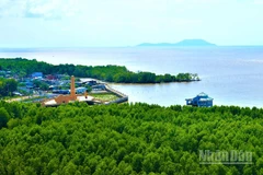 Một góc tuyến đường bộ Hồ Chí Minh, đoạn thuộc xã Đất Mũi, tỉnh Cà Mau nhìn ra cụm đảo Hòn Khoai, tương lai có cảng lưỡng dụng và cầu vượt biển dài nhất cả nước.