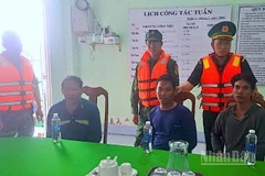 Ngư dân gặp nạn được cán bộ, chiến sĩ Đồn Biên phòng Sông Đốc cứu hộ thành công và đưa vào đất liền an toàn vào chiều 18/9.