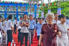 Bí thư Tỉnh ủy Nguyễn Hồ Hải và Chủ tịch Ủy ban nhân dân tỉnh Cà Mau Phạm Thành Ngại (đeo hoa đỏ trên áo) về dự khánh thành Trường trung học cơ sở-trung học phổ thông Tân Bằng.