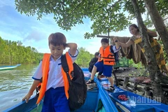Học sinh xã Đất Mũi (tỉnh Cà Mau) dậy sớm đến trường vào ngày khai giảng năm học mới.