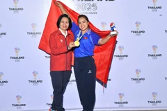 Trưởng đoàn thể thao Người khuyết tật Việt Nam Lê Thị Hoàng Yến và vận động viên giành Huy chương Vàng môn ném đĩa Nguyễn Thị Hải.