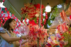 Người dân chọn lựa đồ chơi Trung Thu trên phố Hàng Mã.
