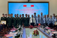 Các thành viên đoàn đại biểu hai bên chụp ảnh lưu niệm cùng với sứ giả hữu nghị quý III/2025.