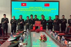 Trưởng đoàn đại biểu 3 đồn Biên phòng tỉnh Lào Cai tặng quà trưởng đoàn Trạm hội ngộ hội đàm Hà Khẩu.