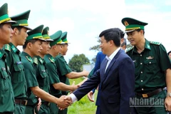Đồng chí Y Thanh Hà Niê Kđăm, Ủy viên Trung ương Đảng, Bí thư Tỉnh ủy Lâm Đồng đến thăm Trạm Cửa khẩu Đắk Peur, xã Thuận An. 