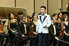 Nghệ sĩ opera Nguyễn Khắc Hòa trong một tiết mục biểu diễn cùng Dàn nhạc Giao hưởng Việt Nam.