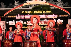 Biểu diễn nghệ thuật trong lễ trong chương trình quảng bá điểm đến Đảo Ngọc-Trúc Bạch và ra mắt tour du lịch trải nghiệm "Hà Nội-Chạm miền ký ức" tại Đền Quán Thánh.