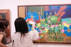 Triển lãm tranh "Khi nắng ghé qua" thu hút người xem bởi những tác phẩm độc đáo và sự đồng cảm, sẻ chia.