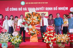 Lãnh đạo Hiệp hội Nông nghiệp hữu cơ Việt Nam chung vui với tập thể cán bộ, phóng viên Tạp chí Hữu cơ Việt Nam và phiên bản điện tử Nông nghiệp hữu cơ Việt Nam.
