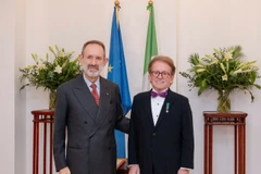 Ông Greig Craff (bên phải) và Đại sứ Cộng hòa Italia tại Việt Nam Marco della Seta tại buổi lễ trao huân chương.