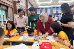Các đại biểu cùng các em học sinh tại lễ phát động. 