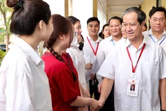 Bộ trưởng Giáo dục và Đào tạo Nguyễn Kim Sơn động viên thí sinh tại điểm thi Trường THPT Hai Bà Trưng (Vĩnh Phúc).