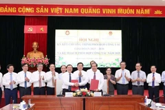 Lãnh đạo Ban Tuyên giáo và Dân vận Trung ương cùng lãnh đạo Đảng ủy Bộ Giáo dục và Đào tạo ký kết Chương trình phối hợp công tác giai đoạn 2025-2030. (Ảnh: Trần Hiệp)