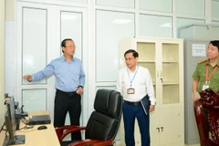 Thứ trưởng Giáo dục và Đào tạo Phạm Ngọc Thưởng kiểm tra cơ sở vật chất tại điểm thi Trường THPT chuyên Lương Văn Tụy (Ninh Bình).
