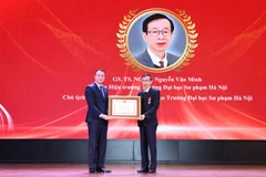 Trường đại học Sư phạm Hà Nội tổ chức trao Huân chương Lao động hạng Nhì cho Giáo sư, Tiến sĩ, Nhà giáo ưu tú Nguyễn Văn Minh, Chủ tịch Hội đồng Khoa học và Đào tạo, nguyên Hiệu trưởng nhà trường. (Ảnh: THANH TÙNG)