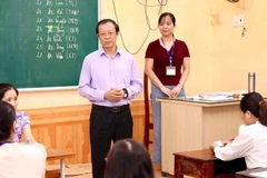 Thứ trưởng Giáo dục và Đào tạo Phạm Ngọc Thưởng động viên cán bộ, giáo viên tham gia chấm thi tại tỉnh Ninh Bình.