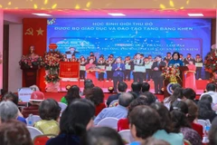 Trường trung học cơ sở Ngô Sĩ Liên (phường Cửa Nam, Hà Nội) đón nhận Cờ thi đua của Thủ tướng Chính phủ.