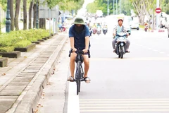 Tổ chức làn đường riêng cho xe đạp nằm dọc đại lộ Mai Chí Thọ giúp người đi xe đạp lưu thông an toàn và thuận tiện.