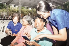 Đoàn Thanh niên phường Sài Gòn, Thành phố Hồ Chí Minh hướng dẫn người lớn tuổi về kỹ năng số cơ bản. (Ảnh THẾ ANH)