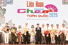 Ban Tổ chức tặng hoa các đoàn nghệ thuật tham dự liên hoan.
