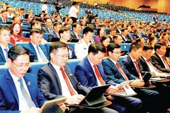 Đại hội đại biểu Đảng bộ thành phố Hải Phòng lần thứ I, nhiệm kỳ 2025-2030 theo mô hình “Đại hội số”. (Ảnh Đại biểu dự Đại hội nghiên cứu tài liệu trên thiết bị số)