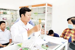 Người bệnh được hướng dẫn sử dụng thuốc tại phòng khám bác sĩ gia đình.