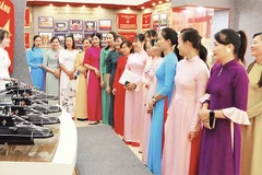 Các hội viên tham quan, học tập tại phòng truyền thống đơn vị. (Ảnh CTV HQ)