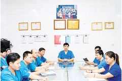 Bác sĩ Lê Ngọc Hào, Trưởng khoa Gây mê hồi sức, Bệnh viện đa khoa Hưng Yên chủ trì giao ban hằng ngày tại khoa. (Ảnh BÁO HƯNG YÊN)