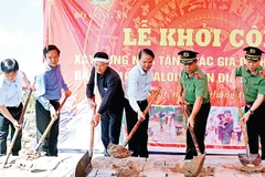 Các đồng chí lãnh đạo tỉnh Ninh Bình, Bộ Công an, Công an tỉnh thực hiện nghi thức Khởi công xây dựng nhà ở tặng các gia đình bị thiệt hại do giông lốc.