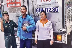Ông Nguyễn Đức Quân va bà Phạm Thị Vân (bên phải) và chiếc xe “cứu nạn” của mình.