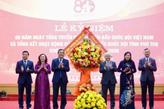 Đồng chí Đỗ Văn Chiến tặng hoa chúc mừng Đoàn Đại biểu Quốc hội tỉnh Phú Thọ.