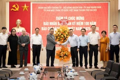 Chủ tịch thành phố Hà Nội chúc mừng Báo Nhân Dân. 